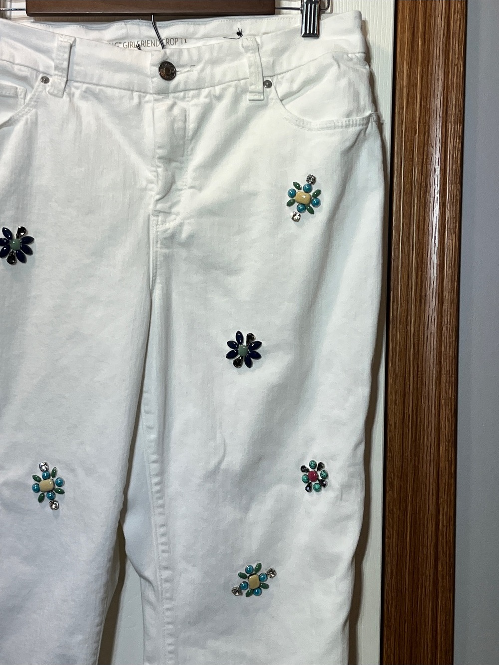 Chico’s White Floral Jeweled Front Cropped Girlfriend Jeans Size 1 (Women’s 8) - Picture 3 of 16
